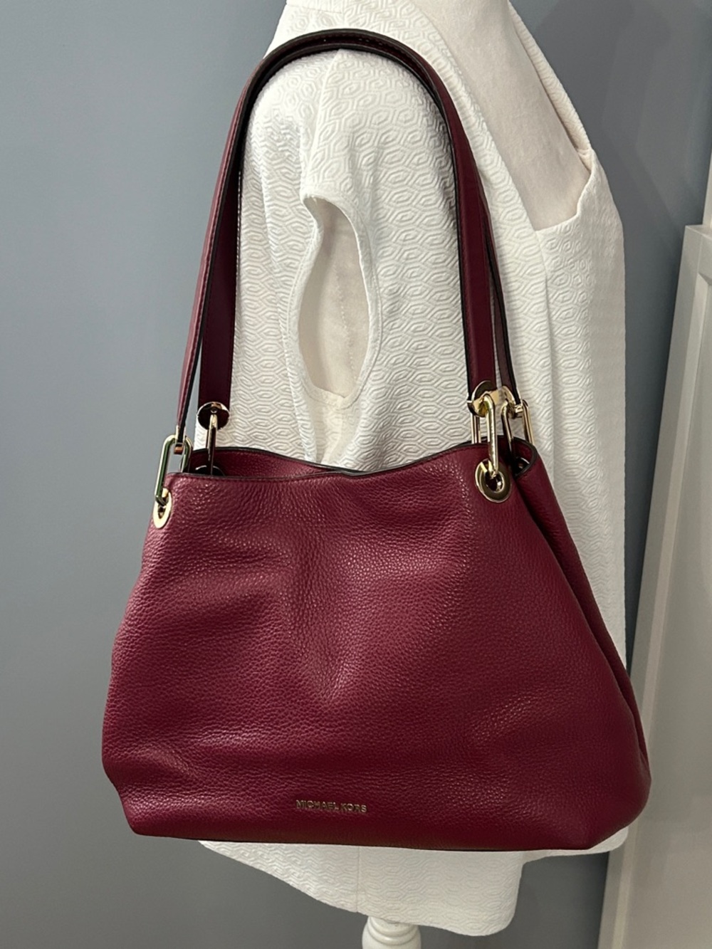 Michael Kors Raven Large Shoulder Bag Pebbled Leather Mulberry (Red) Center Zip